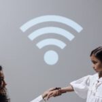 Wi-Fi Extenders - Mother and daughter with smartwatch and Wi-Fi symbol